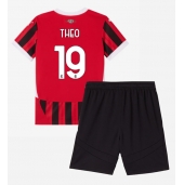 Maillot de football Réplique AC Milan Theo Hernandez #19 Domicile Enfant 2024-25 Manche Courte (+ Pantalon court)