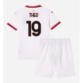 Maillot de football Réplique AC Milan Theo Hernandez #19 Extérieur Enfant 2024-25 Manche Courte (+ Pantalon court)