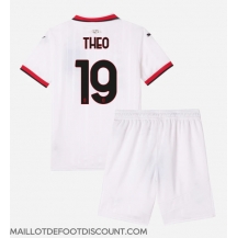 Maillot de football Réplique AC Milan Theo Hernandez #19 Extérieur Enfant 2024-25 Manche Courte (+ Pantalon court)