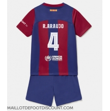 Maillot de football Réplique Barcelona Ronald Araujo #4 Domicile Enfant 2023-24 Manche Courte (+ Pantalon court)