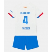 Maillot de football Réplique Barcelona Ronald Araujo #4 Extérieur Enfant 2023-24 Manche Courte (+ Pantalon court)