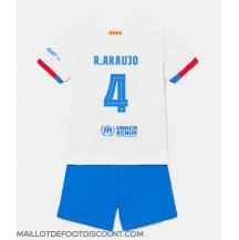 Maillot de football Réplique Barcelona Ronald Araujo #4 Extérieur Enfant 2023-24 Manche Courte (+ Pantalon court)