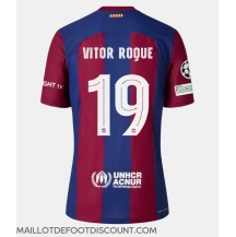 Maillot de football Réplique Barcelona Vitor Roque #19 Domicile 2023-24 Manche Courte