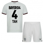 Maillot de football Réplique Bayer Leverkusen Jonathan Tah #4 Extérieur Enfant 2023-24 Manche Courte (+ Pantalon court)