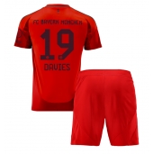 Maillot de football Réplique Bayern Munich Alphonso Davies #19 Domicile Enfant 2024-25 Manche Courte (+ Pantalon court)