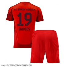 Maillot de football Réplique Bayern Munich Alphonso Davies #19 Domicile Enfant 2024-25 Manche Courte (+ Pantalon court)