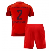 Maillot de football Réplique Bayern Munich Dayot Upamecano #2 Domicile Enfant 2024-25 Manche Courte (+ Pantalon court)