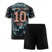 Maillot de football Réplique Bayern Munich Leroy Sane #10 Extérieur Enfant 2024-25 Manche Courte (+ Pantalon court)