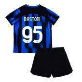 Maillot de football Réplique Inter Milan Alessandro Bastoni #95 Domicile Enfant 2023-24 Manche Courte (+ Pantalon court)