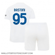 Maillot de football Réplique Inter Milan Alessandro Bastoni #95 Extérieur Enfant 2023-24 Manche Courte (+ Pantalon court)