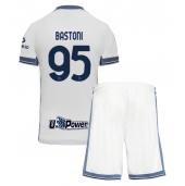 Maillot de football Réplique Inter Milan Alessandro Bastoni #95 Extérieur Enfant 2024-25 Manche Courte (+ Pantalon court)