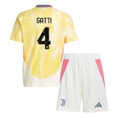 Maillot de football Réplique Juventus Federico Gatti #4 Extérieur Enfant 2024-25 Manche Courte (+ Pantalon court)