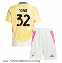 Maillot de football Réplique Juventus Juan Cabal #32 Extérieur Enfant 2024-25 Manche Courte (+ Pantalon court)