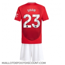 Maillot de football Réplique Manchester United Luke Shaw #23 Domicile Enfant 2024-25 Manche Courte (+ Pantalon court)