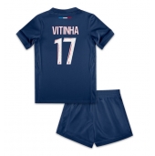 Maillot de football Réplique Paris Saint-Germain Vitinha #17 Domicile Enfant 2024-25 Manche Courte (+ Pantalon court)