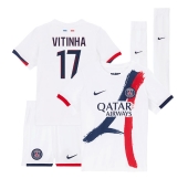 Maillot de football Réplique Paris Saint-Germain Vitinha #17 Extérieur Enfant 2024-25 Manche Courte (+ Pantalon court)