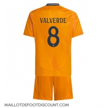 Maillot de football Réplique Real Madrid Federico Valverde #8 Extérieur Enfant 2024-25 Manche Courte (+ Pantalon court)