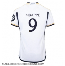 Maillot de football Réplique Real Madrid Kylian Mbappe #9 Domicile 2023-24 Manche Courte