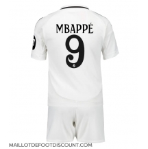 Maillot de football Réplique Real Madrid Kylian Mbappe #9 Domicile Enfant 2024-25 Manche Courte (+ Pantalon court)