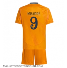 Maillot de football Réplique Real Madrid Kylian Mbappe #9 Extérieur Enfant 2024-25 Manche Courte (+ Pantalon court)