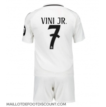 Maillot de football Réplique Real Madrid Vinicius Junior #7 Domicile Enfant 2024-25 Manche Courte (+ Pantalon court)