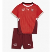 Maillot de football Réplique Suisse Domicile Enfant Europe 2024 Manche Courte (+ Pantalon court)