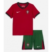 Maillot de football Réplique le Portugal Domicile Enfant Europe 2024 Manche Courte (+ Pantalon court)